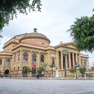 Into Vicino Al Teatro Massimo Palermo